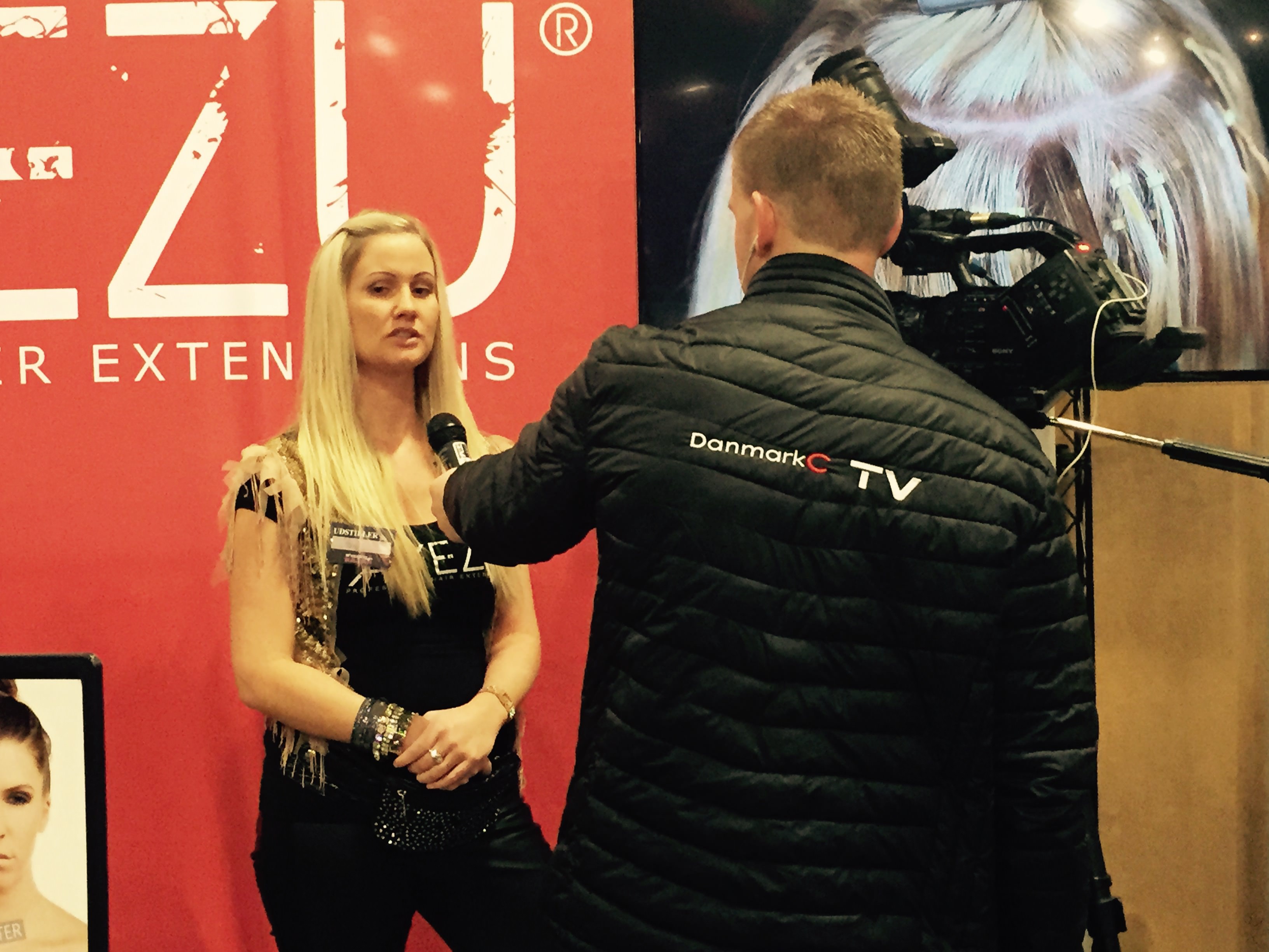 1476782292-Avezu_hairextensions_messe_fredericia_indehaver